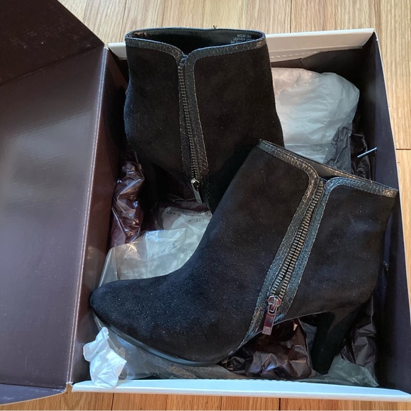 EUC Anne Klein black suede ankle boots size 9. Side zipper. - Picture 15 of 15